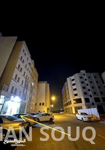 محل للايجار في الخوض السادسة في موقع ممتاز قريب من الشارع الرئيسي