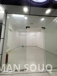 محل للايجار في الخوض السادسة في موقع ممتاز قريب من الشارع الرئيسي