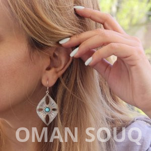 أقراط فضة يدوية بتصميم ماسي • مرصعة بحجر الفيروز الأصيل • فخامة وأناقة تبرز الفن الإيراني