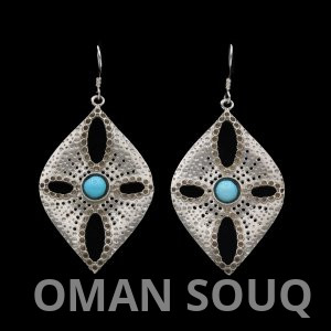 أقراط فضة يدوية بتصميم ماسي • مرصعة بحجر الفيروز الأصيل • فخامة وأناقة تبرز الفن الإيراني