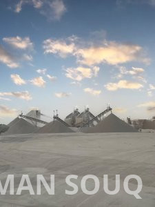 كسارة كبيرة مع معداتها و مصانعها